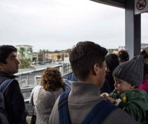 Central American migrants seeking for asylum in the United States, walk to the US-Mexico border at El Chaparral port of entry on November 12, 2017, in Tijuana, northwestern Mexico. The self-called 'Viacrucis Guadalupano Migrantes Solidarios' started their march on October 8 at the Guatemala-Mexico border. / AFP PHOTO / GUILLERMO ARIAS