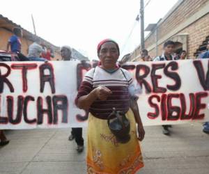 'No mas impunidad', exclamaron los manifestantes, provenientes de Atlántida y Colón, al nororiente de Honduras, mientras esparcían sus tradicionales humos. (Foto: Alex Pérez).