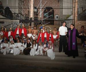 Una de las escenas más conmovedoras es el desprendimiento, junto a María su madre y las mujeres de Jerusalén.