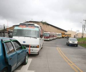 Las autoridades de Tránsito y la Alcaldía al realizar la inspección a la altura de Villas del Sol.