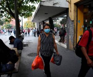 Ciudad de Guatemala: una mujer usa una mascarilla protectora mientras trabajaba como medida preventiva frente a la pandemia mundial de coronavirus COVID-19, en la ciudad de Guatemala el 13 de marzo de 2020. El presidente de Guatemala, Alejandro Giammattei, confirmó el viernes el primer caso del nuevo coronavirus en un hombre que llegó de Italia. / AFP / Johan ORDONEZ