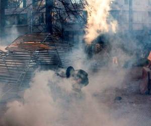 A través de redes sociales, los manifestantes fueron convocados a protestar en el último viernes del año, pero tal como ocurrió la semana pasada, la policía copó con un gran número de efectivos los alrededores del lugar, sin dejar inicialmente que las personas se agruparan.