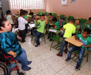 La maestra Inés Patricia López en plena jornada educativa.