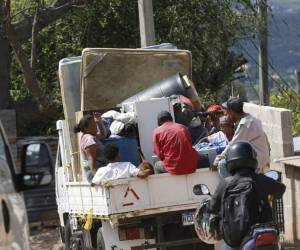 Cargando apenas unos pocos enseres, varias familias capitalinas fueron forzadas a huir de sus hogares en la colonia Villa Nueva, donde la ola de violencia los azota sin piedad. Aquí las imágenes del desplazamiento forzado.