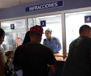 El personal de la DNVT atiende a los conductores sancionados en el departamento de Infracciones. Foto: Marvin Salgado/El Heraldo.
