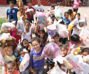 Unos 100 obsequios fueron previamente preparados para arrancar las sonrisas de los infantes de la zona.