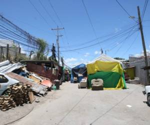 Las familias afectadas han vivido bajo techos improvisados de cartón y plástico. Foto: Alejandro Amador/EL HERALDO