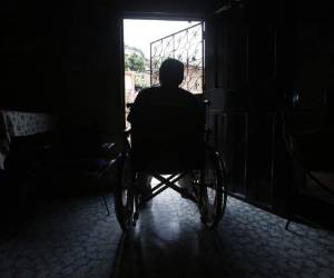 En silla de ruedas.Problemas de salud o accidentes han dejado a hondureños con discapacidad física.