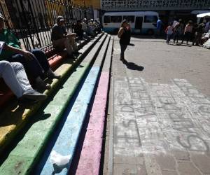 Una sección de las gradas que dan acceso a la Catedral Metropolitana San Miguel Arcángel fue pintada por un grupo de feministas. Foto: David Romero/ EL HERALDO