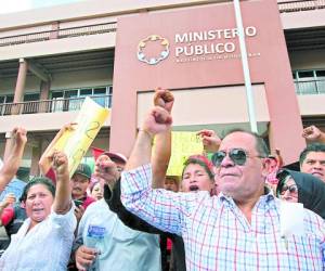El periodista David Romero Ellner (de lentes) en una manifestación de solidaridad que recibió ayer en un plantón frente al MP.