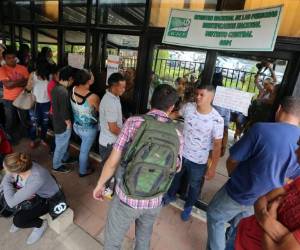 Los empleados del RNP en la capital siguen atendiendo a centenares de usuarios diariamente.