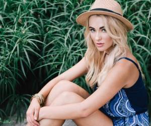 Por buscar la foto perfecta para Instagram a la guapa modelo casi se la come un tiburón. (Foto: Vogue&Vegetables)