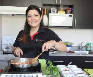 Patricia Simón. Uno de los rostros más consentidos de la televisión nacional. Actualmente junto a bloguera LÍa Zavala conducen el programa “Te agarré en curva”, una propuesta radial fresca y diferente que mezcla entretenimiento, picardía, información y muchas sorpresas.