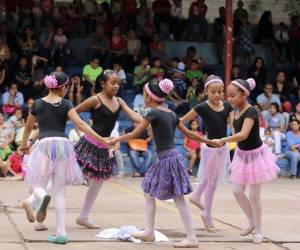 Estas pequeñas hicieron una presentación del vals “El Danubio azul”.