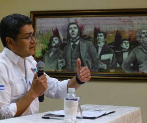 El presidente Hernández durante la conferencia de prensa que realizó este lunes en Casa Presidencial.