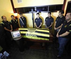 Los integrantes de “La Máquina” despidieron a su presidente Mario Verdial con la bandera amarillo y negro.