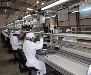 La instalación de la planta, que se encuentran en Zacatecoluca, unos 64 km al este de San Salvador, 'es una señal' de que el país 'se encamina con buen rumbo en áreas como tecnología y productividad', dijo el mandatario.