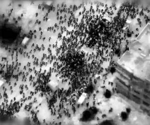 Un reparto de ayuda en la Franja de Gaza el jueves se convirtió en una tragedia que dejó decenas de muertos en circunstancias que aún no han sido esclarecidas. El Ministerio de Salud del movimiento palestino Hamás, que gobierna en Gaza, acusó al ejército israelí de matar a 118 personas al disparar contra una multitud hambrienta que se abalanzó sobre un convoy de ayuda humanitaria. Aquí cuando una multitud corrió hacia camiones de ayuda el 29 de febrero, dijo el Ministerio de Salud en Gaza gobernada por Hamás.