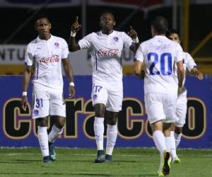 El juvenil de Olimpia, Alberth Elis, celebra uno de sus dos tantos.