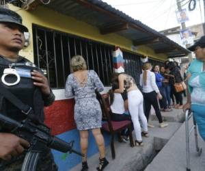 Familiares llegan a la escena donde fue asesinado un joven barbero la tarde de este sábado en Comayagüela. Fotos: Estalin Irias/ EL HERALDO