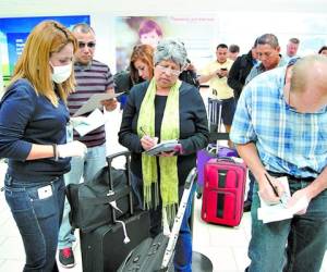 Los viajeros que llegan al aeropuerto Toncontín llenan las hojas de salud para conocer su antecedente de viaje.