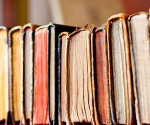 Un libro escrito e ilustrado a mano que J.K. Rowling le dio al editor que lanzó su carrera se vendió el martes en una subasta por 467,965 dólares.