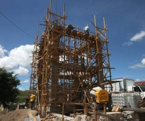 En la salida que conduce al departamento de Olancho, en Villa Cataluña, se observa la ejecución de un tanque de 30 mil galones..Foto: Efraín Salgado/EL HERALDO