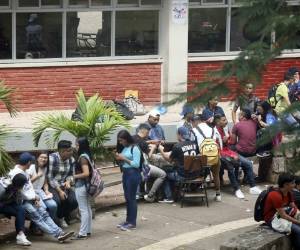 Los olores a cigarro y marihuana son percibidos a toda hora del día por miles de universitarios.