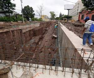 En la colonia La Reforma se edifica también un enorme túnel para aliviar el tráfico vial hacia el centro histórico.