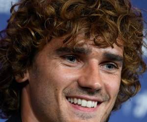 El nuevo delantero francés de Barcelona, ​​Antoine Griezmann, sonríe durante su presentación oficial del club de fútbol español en el estadio Camp Nou en Barcelona el 14 de julio de 2019. (Foto de LLUIS GENE / AFP)
