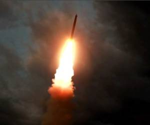 Esta imagen de captura de pantalla tomada de la emisora ​​norcoreana KCTV el 1 de agosto de 2019 muestra un misil balístico lanzado desde una ubicación desconocida en Corea del Norte a principios del 31 de julio. Kim 'guió una prueba de fuego de un lanzamiento múltiple guiado de gran calibre recientemente desarrollado sistema de cohetes el 31 de julio ', dijo la estatal KCNA.