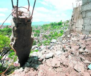 El muro de ladrillos amenaza con desmoronarse al menor descuido.