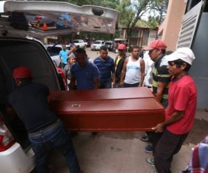 Con un tremendo dolor, los familiares retiraron los cuerpos de las víctimas de la Morgue capitalina. (Fotos: El Heraldo Honduras)