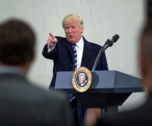 El presidente Donald Trump apunta a un miembro de la audiencia después de hablar en la Agencia Central de Inteligencia en Langley.
