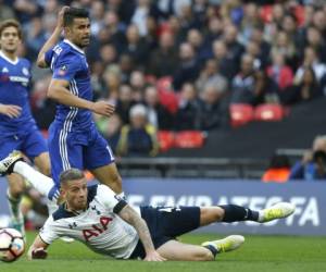 Toby Alderweireld ante Diego Costa durante el duelo del Tottenham Hotspur ante el Chelsea (Fotos: AFP)