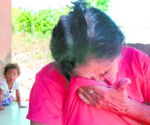 Cecilia Bonilla llora al recordar el momento en que le entregó un nieto y una nieta a un “coyote” que los llevaría a Estados Unidos.