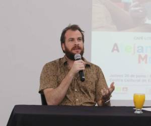 El escritor llegó a suelo catracho para impartir y compartir un taller sobre sus experiencias en la literatura. FOTOS: Efraín Salgado