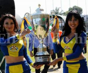 El trofeo que levantará el próximo campeón del fútbol hondureño llegó al estadio acompañado por dos hermosas modelos de Salva Vida, el patrocinador de la Liga Nacional Profesional, foto: EL HERALDO Deportes.