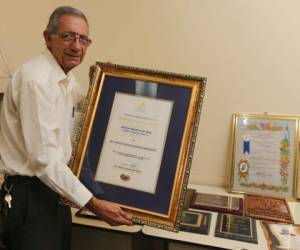 Carlos Gómez muestra el Premio Nacional de Arte que le otorgaron en el año 2015 por su intachable trayectoria.