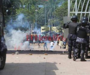 El conflicto en la UNAH continuó este miércoles con un nuevo enfrentamiento entre miembros del MEU y policias.