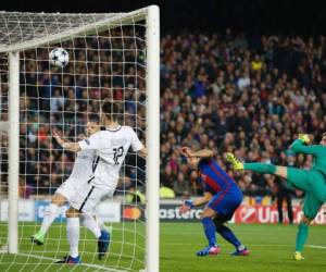 Barcelona's Uruguayan forward Luis Suarez (2ndR) heads the ball to score during the UEFA Champions League round of 16 second leg football match FC Barcelona vs Paris Saint-Germain FC at the Camp Nou stadium in Barcelona on March 8, 2017. / AFP PHOTO / PAU BARRENA