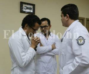 Los médicos en servicio social determinaron irse a paro de labores este miércoles ante la falta de pago. Fotos: Estalin Irias/ EL HERALDO