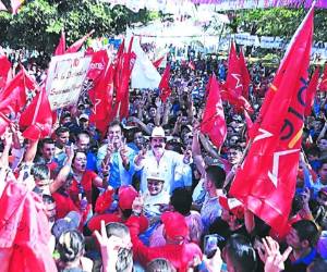 El presidenciable de la Alianza junto al líder de Libre, Manuel Zelaya Rosales.