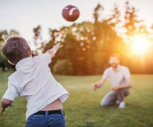 Uno de los mejores vínculos entre padre e hijo es la enseñanza de algún deporte, actividad que incentiva la unidad.