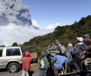 Una de las erupciones del jueves lanzó una columna de humo de un kilómetro de altura. (Foto La Nación)
