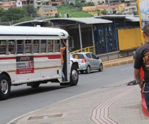 En buses de todas las rutas colocaron rótulos que anuncian el nuevo valor del pasaje que podría ser cobrado a los usuarios.