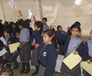 Los alumnos del centro educativo San Benito, previo a su mes de vacaciones, recibieron un cuaderno de trabajo y un libro para leer en casa.