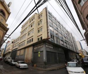 Se pretende habilitar el parqueo del antiguo centro del comercio “Quincho León”, foto: Marvin Salgado / EL HERALDO.