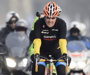 En esta imagen tomada el 16 de marzo 2015 el secretario de Estado estadounidense, John Kerry monta su bici durante un descanso en Lausana.