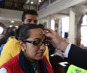 Con la señal de la cruz de Cristo colocada, el padre bendice a los creyentes mientras los invita a convertirse en el Evangelio (Foto: Marvin Salgado)
